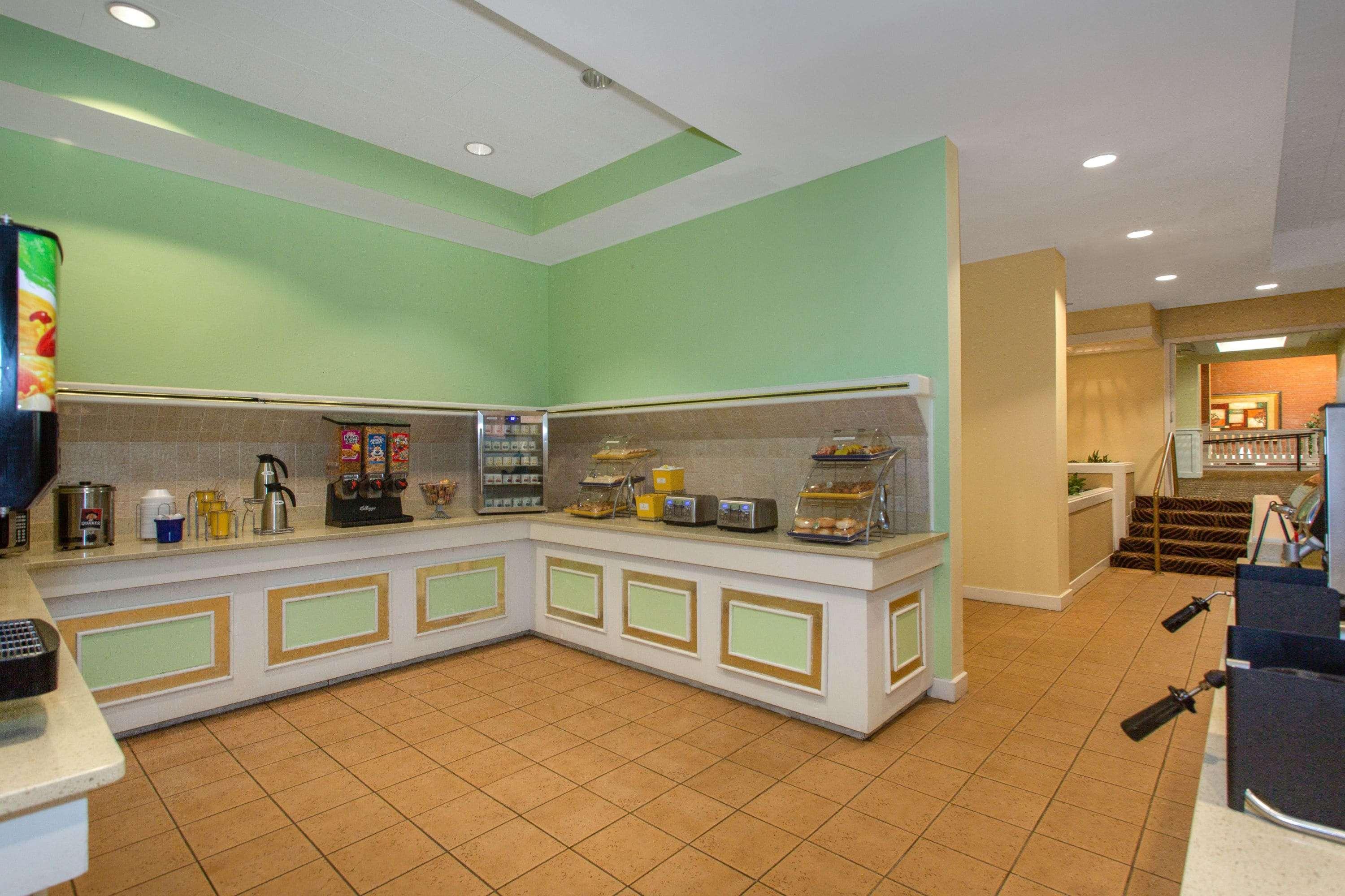 Days Inn & Suites By Wyndham Tallahassee Conf Center I-10 Kültér fotó
