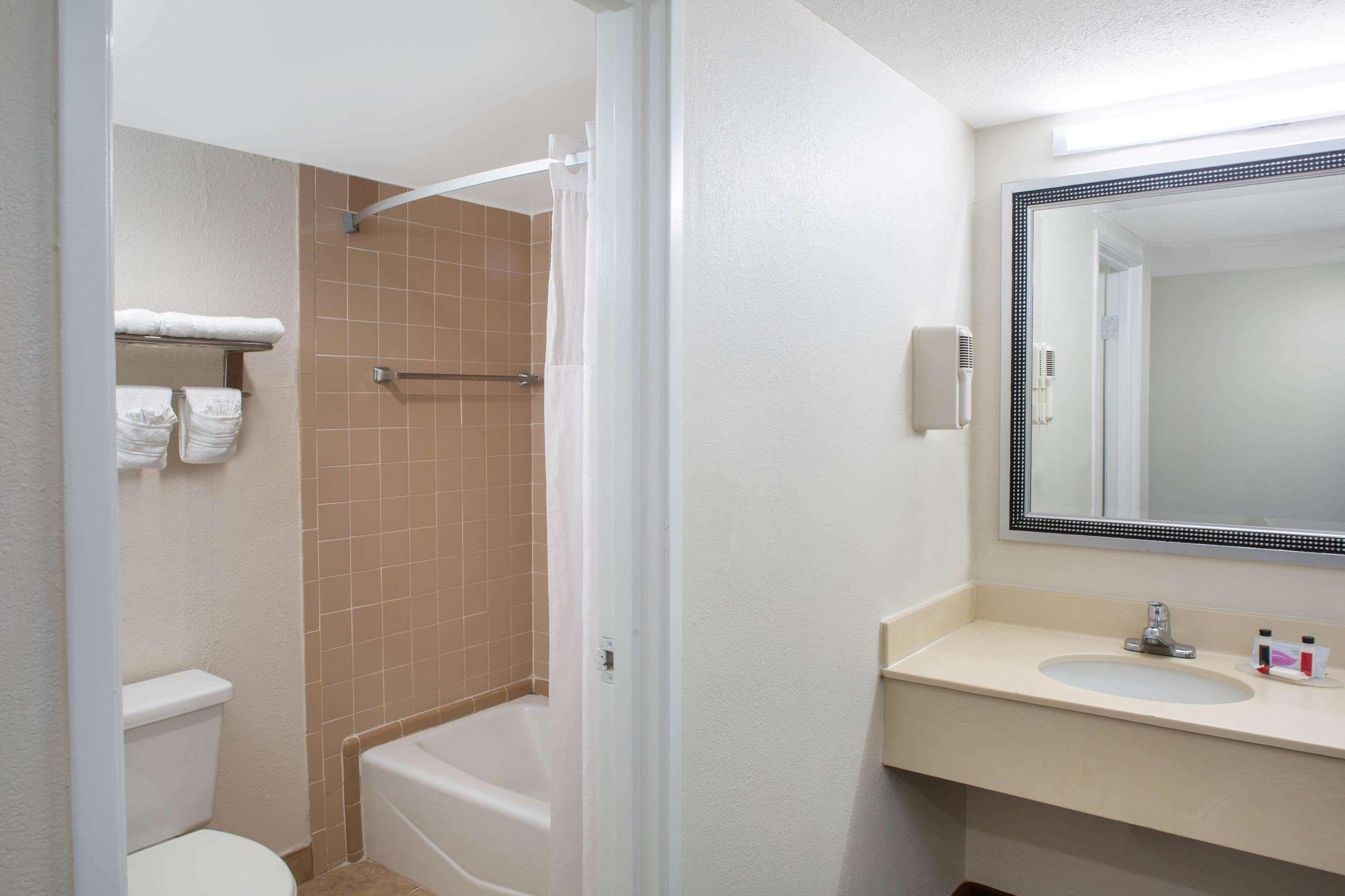 Days Inn & Suites By Wyndham Tallahassee Conf Center I-10 Kültér fotó