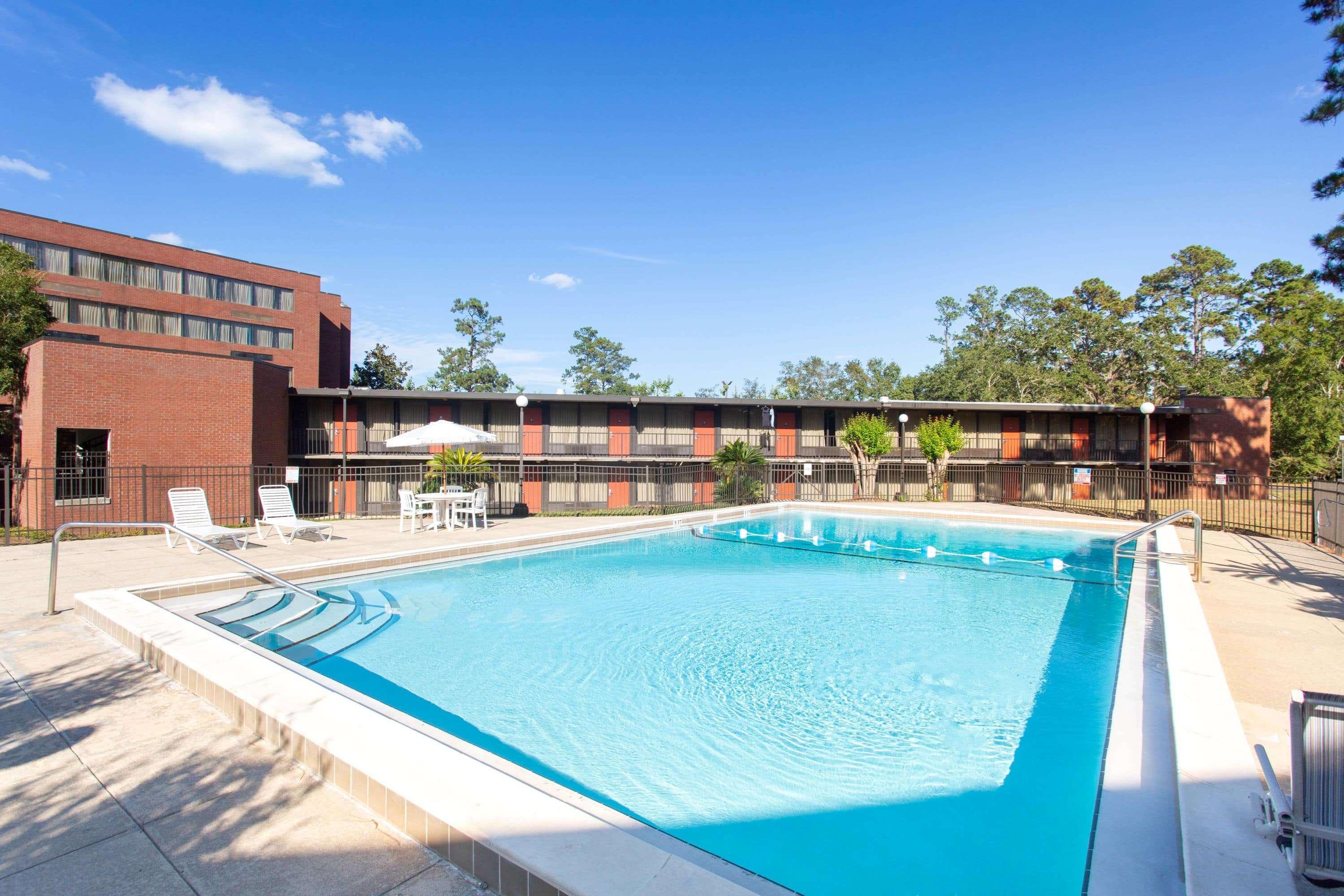Days Inn & Suites By Wyndham Tallahassee Conf Center I-10 Kültér fotó
